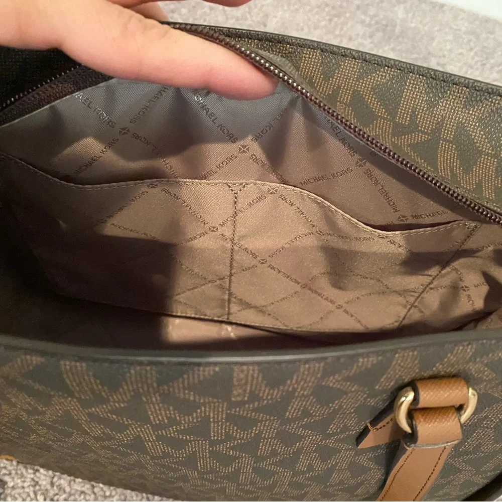 Brand New without tags Michael Michael Kors
SYLVIA SIGNATURE MEDIUM TOTE - Picture 11 of 14
